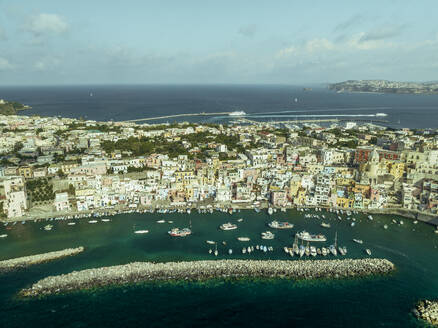 Luftaufnahme der Altstadt von Procida mit einem kleinen Hafen auf der Insel Procida, Flegree Islands Archipel, Neapel, Kampanien, Italien. - AAEF24350