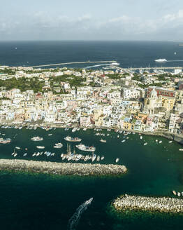 Luftaufnahme der Altstadt von Procida mit einem kleinen Hafen auf der Insel Procida, Flegree Islands Archipel, Neapel, Kampanien, Italien. - AAEF24352