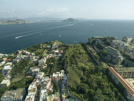 Luftaufnahme des Golfs von Neapel von der Insel Procida bis Neapel, Blick auf den Monte di Procida und die Landzunge Faro Capo Miseno, Neapel, Kampanien, Italien. - AAEF24359