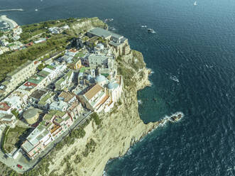 Luftaufnahme des Stadtteils Terra Murata in der Altstadt von Procida auf der Insel Procida, Archipel der Flegree-Inseln, Neapel, Kampanien, Italien. - AAEF24365