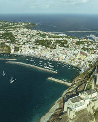 Luftaufnahme der Altstadt von Procida mit einem kleinen Hafen auf der Insel Procida, Flegree Islands Archipel, Neapel, Kampanien, Italien. - AAEF24368