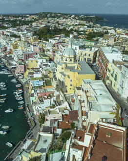 Luftaufnahme der Altstadt von Procida mit einem kleinen Hafen auf der Insel Procida, Flegree Islands Archipel, Neapel, Kampanien, Italien. - AAEF24372