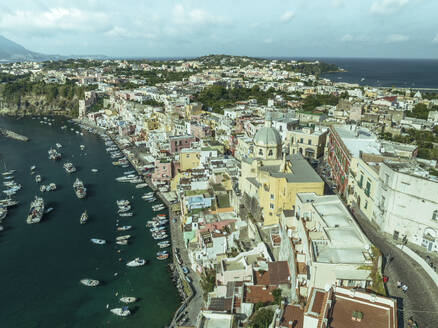 Luftaufnahme der Altstadt von Procida mit einem kleinen Hafen auf der Insel Procida, Flegree Islands Archipel, Neapel, Kampanien, Italien. - AAEF24373