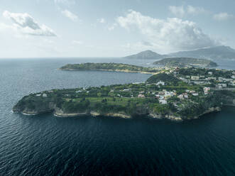 Luftaufnahme von Punta Pizzaco, einer schönen Landzunge mit Blick auf den Golf von Neapel auf der Insel Procida mit der Insel Ischia im Hintergrund, Flegree Inseln Archipel, Neapel, Kampanien, Italien. - AAEF24376