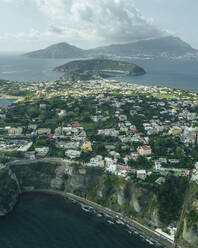 Luftaufnahme des Strandes von Chiaia mit Blick auf den Golf von Neapel auf der Insel Procida mit der Insel Ischia im Hintergrund, Archipel der Flegree-Inseln, Neapel, Kampanien, Italien. - AAEF24377