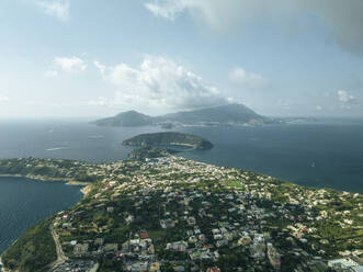 Luftaufnahme der Insel Procida mit der Insel Ischia im Hintergrund, Archipel der Flegree-Inseln, Neapel, Kampanien, Italien. - AAEF24378