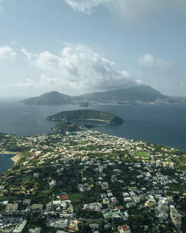 Luftaufnahme der Insel Procida mit der Insel Ischia im Hintergrund, Archipel der Flegree-Inseln, Neapel, Kampanien, Italien. - AAEF24379