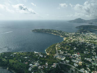 Luftaufnahme der Halbinsel Solchiaro mit Blick auf den Golf von Neapel auf der Insel Procida, Archipel der Flegree-Inseln, Neapel, Kampanien, Italien. - AAEF24380