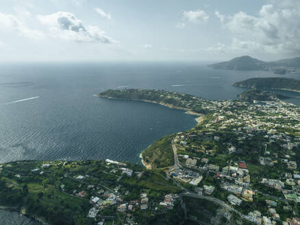 Luftaufnahme der Halbinsel Solchiaro mit Blick auf den Golf von Neapel auf der Insel Procida, Archipel der Flegree-Inseln, Neapel, Kampanien, Italien. - AAEF24380