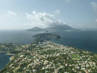 Luftaufnahme der Insel Procida mit der Insel Ischia im Hintergrund, Archipel der Flegree-Inseln, Neapel, Kampanien, Italien. - AAEF24384