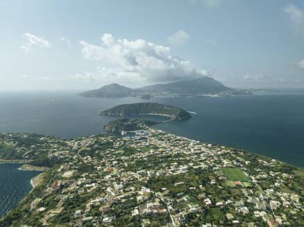 Luftaufnahme der Insel Procida mit der Insel Ischia im Hintergrund, Archipel der Flegree-Inseln, Neapel, Kampanien, Italien. - AAEF24384