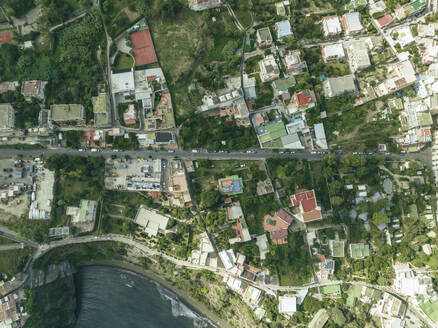 Luftaufnahme von Wohnhäusern auf der Insel Procida, Archipel der Flegree-Inseln, Neapel, Kampanien, Italien. - AAEF24385