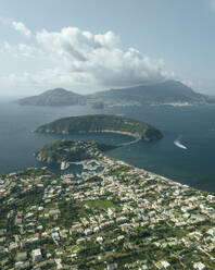 Luftaufnahme der Insel Procida mit der Insel Ischia im Hintergrund, Archipel der Flegree-Inseln, Neapel, Kampanien, Italien. - AAEF24387