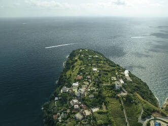 Luftaufnahme von Punta Pizzaco, einer schönen Landzunge mit Blick auf den Golf von Neapel auf der Insel Procida mit der Insel Ischia im Hintergrund, Flegree Inseln Archipel, Neapel, Kampanien, Italien. - AAEF24389