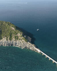 Luftaufnahme eines Segelboots, das vor dem Naturschutzgebiet der Insel Vivara, Archipel der Flegree-Inseln, Neapel, Kampanien, Italien, vertäut ist. - AAEF24392