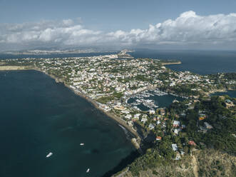 Luftaufnahme der Strände Chiaiolella und Ciraccio auf der Insel Procida, Archipel der Flegree-Inseln, Neapel, Kampanien, Italien. - AAEF24393