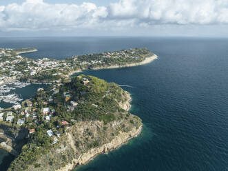 Luftaufnahme der Spitze von Palombara und der Halbinsel Solchiaro auf der Insel Procida, Archipel der Flegree-Inseln, Neapel, Kampanien, Italien. - AAEF24395