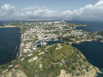 Luftaufnahme des Cenobio di Santa Marcherita, einer Kultstätte auf der Insel Procida, Archipel der Flegree-Inseln, Neapel, Kampanien, Italien. - AAEF24396
