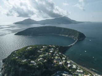 Luftaufnahme der Insel Vivara bei Sonnenuntergang auf der Insel Procida, Blick auf das Naturschutzgebiet mit der Insel Ischia im Hintergrund, Archipel der Flegree-Inseln, Neapel, Kampanien, Italien. - AAEF24405