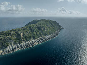 Luftaufnahme der Insel Vivara auf der Insel Procida, Blick auf das Naturschutzgebiet, Archipel der Flegree-Inseln, Neapel, Kampanien, Italien. - AAEF24414