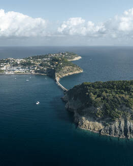 Luftaufnahme der Insel Procida und des Naturschutzgebiets der Insel Vivara, Archipel der Flegree-Inseln, Neapel, Kampanien, Italien. - AAEF24415