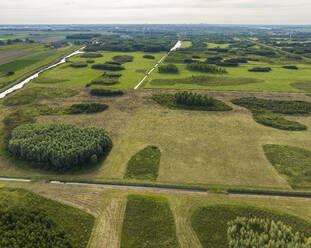 Luftaufnahme von Wald- und Wiesenstücken in dem spielerisch angelegten neuen Naturgebiet Bentwoud, Benthuizen, Zuid-Holland, Niederlande. - AAEF24453