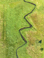 Luftaufnahme des kleinen mäandrierenden Flusses Swalm im Bachtal Swalmdal, Swalmen, Limburg, Niederlande. - AAEF24455