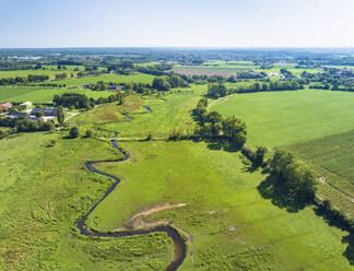 Luftaufnahme des kleinen mäandernden Flusses Swalm im Flusstal Swalmdal und Bauernhöfe auf dem Land, Swalmen, Limburg, Niederlande. - AAEF24457