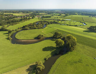 Luftaufnahme des sich schlängelnden Flusses Roer mit Wiesen und Bäumen, Roerdal, Melick, Limburg, Niederlande. - AAEF24460