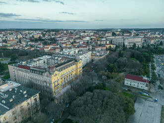 Luftaufnahme des Rivera Hotels in der Nähe des Stadthafens in der Innenstadt von Pula bei Sonnenuntergang, Istrien, Kroatien. - AAEF24473