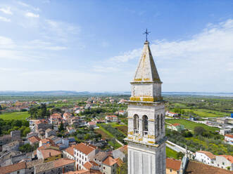 Luftaufnahme der Kirche des Glockenturms von Vodnjan in der kleinen Stadt Vodnjan in der Region Istrien, Kroatien. - AAEF24482