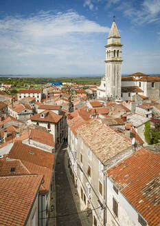 Luftaufnahme der Kathedrale von Vodnjan in der kleinen Stadt Vodnjan in der Region Istrien, Kroatien. - AAEF24485