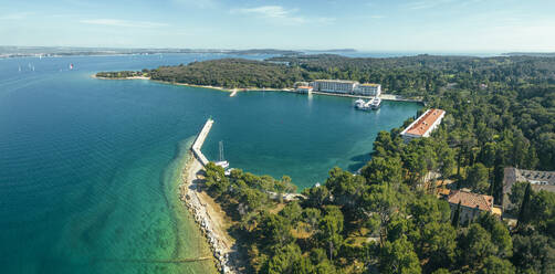 Panoramablick auf einen kleinen Hafen auf der Insel Veliki Brijun, Nationalpark Brijuni, Istrien, Kroatien. - AAEF24492