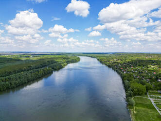 Luftaufnahme des Flusses Donau, der die Grenze zwischen Kroatien und Serbien teilt, Naturschutzgebiet Gornje Podunavlje, Aljmas, Osijek-Baranja, Kroatien. - AAEF24509