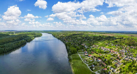 Luftaufnahme der kleinen Stadt Aljmas an der Donau, die die Grenze zwischen Kroatien und Serbien bildet, Naturschutzgebiet Gornje Podunavlje, Osijek-Baranja, Kroatien. - AAEF24510