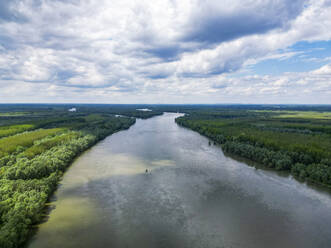 Luftaufnahme des Flusses Donau, der die Grenze zwischen Kroatien und Serbien teilt, Naturschutzgebiet Gornje Podunavlje, Aljmas, Osijek-Baranja, Kroatien. - AAEF24511