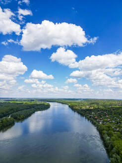 Luftaufnahme des Flusses Donau, der die Grenze zwischen Kroatien und Serbien teilt, Naturschutzgebiet Gornje Podunavlje, Aljmas, Osijek-Baranja, Kroatien. - AAEF24512