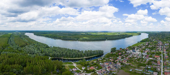 Luftaufnahme der kleinen Stadt Aljmas an der Donau, die die Grenze zwischen Kroatien und Serbien bildet, Naturschutzgebiet Gornje Podunavlje, Osijek-Baranja, Kroatien. - AAEF24514