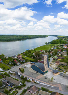 Luftaufnahme der Kirche Crkva Gospe od Utocista an der Donau in der Kleinstadt Aljmas, Osijek-Baranja, Kroatien. - AAEF24516