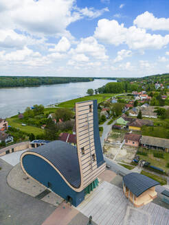 Luftaufnahme der Kirche Crkva Gospe od Utocista an der Donau in der Kleinstadt Aljmas, Osijek-Baranja, Kroatien. - AAEF24517