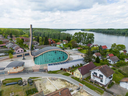 Luftaufnahme der Kirche Crkva Gospe od Utocista an der Donau in der Kleinstadt Aljmas, Osijek-Baranja, Kroatien. - AAEF24518