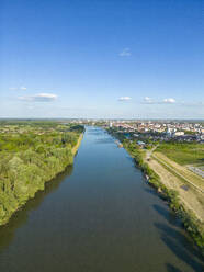 Luftaufnahme des Flusses Drau bei Sonnenuntergang in Osijek, Osijek-Baranja, Kroatien. - AAEF24526