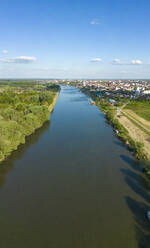 Luftaufnahme des Flusses Drau bei Sonnenuntergang in Osijek, Osijek-Baranja, Kroatien. - AAEF24527