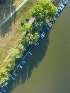 Luftaufnahme eines kleinen Bootes, das an der Drau in Osijek, Osijek-Baranja, Kroatien, vertäut ist. - AAEF24528