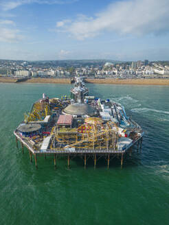 Luftaufnahme des Brighton Palace Pier entlang der Küstenlinie mit Blick auf den Ärmelkanal in Brighton, England, Vereinigtes Königreich. - AAEF24537