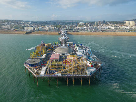 Luftaufnahme des Brighton Palace Pier entlang der Küstenlinie mit Blick auf den Ärmelkanal in Brighton, England, Vereinigtes Königreich. - AAEF24538