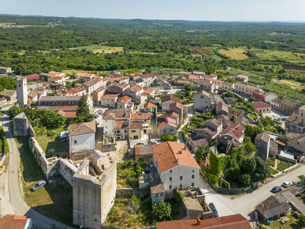 Luftaufnahme von Sveti Lovrec, einer kleinen Stadt mit befestigten Mauerresten in Istrien, Kroatien. - AAEF24555