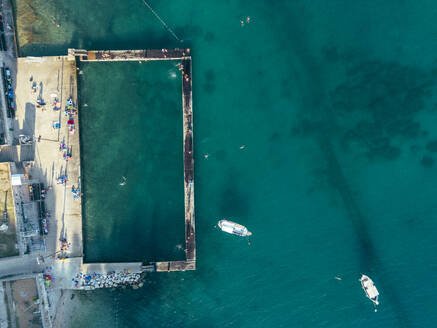 Luftaufnahme eines künstlichen Schwimmbeckens an der Küste in der Nähe des Strandes Valsaline, Mornar, Pula, Istrien, Kroatien. - AAEF24568