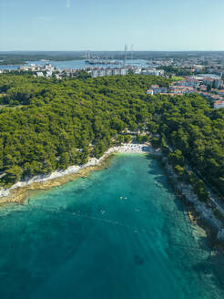 Luftaufnahme des Strandes Gortanova, einer engen Bucht mit türkisfarbenem Wasser, Pula, Istrien, Kroatien. - AAEF24570