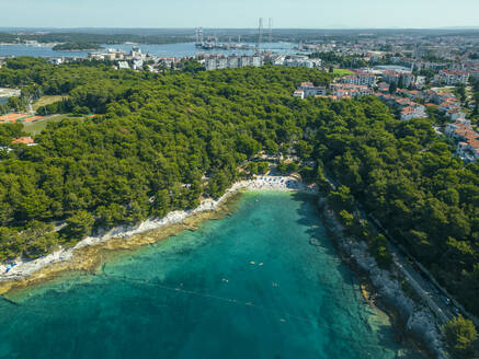 Luftaufnahme des Strandes Gortanova, einer engen Bucht mit türkisfarbenem Wasser, Pula, Istrien, Kroatien. - AAEF24571